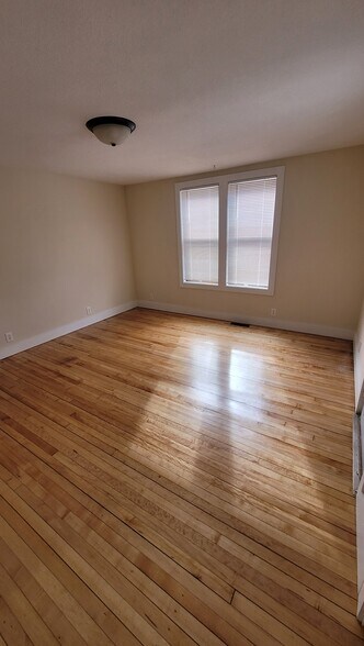 Building Photo - 412 20th Ave NE