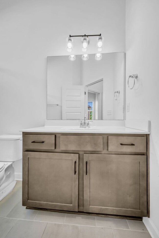 Building Photo - Modern Living in Bellevue