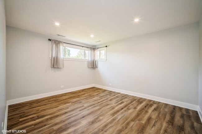 Building Photo - 648 Oakwood Ct
