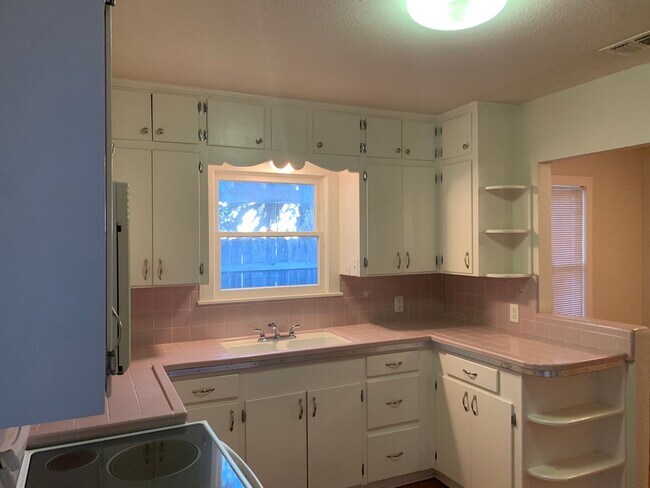 Building Photo - Craftsman Style House Walking Distance to ...
