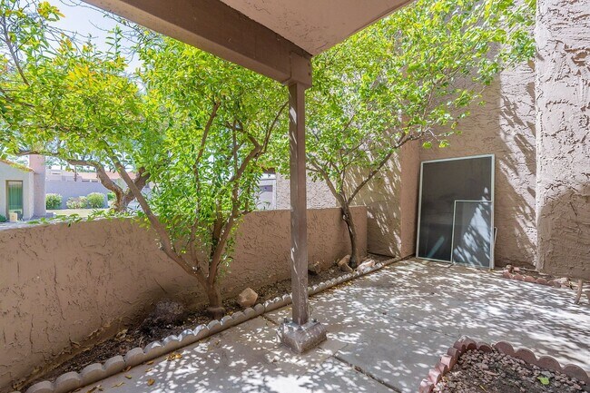 Building Photo - Live in luxury in this Scottsdale condo!