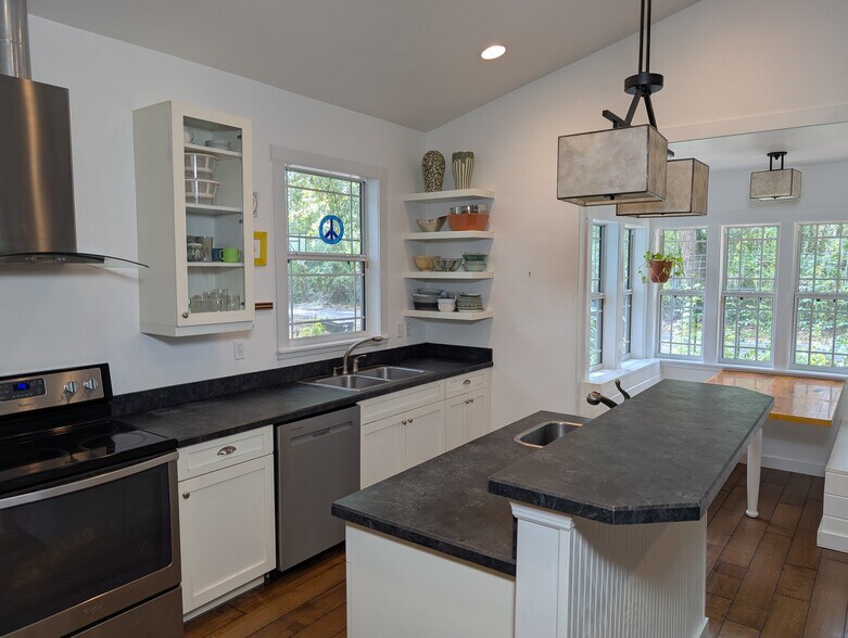 Kitchen - 910 NW 29th Pl