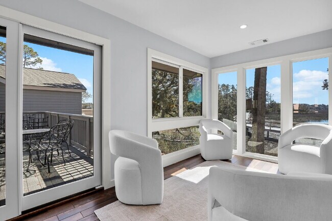 Building Photo - "Coastal Comfort Awaits: Spacious 3-Bed, 3-Bath Furnished Retreat in Moss Creek on the Marsh!"