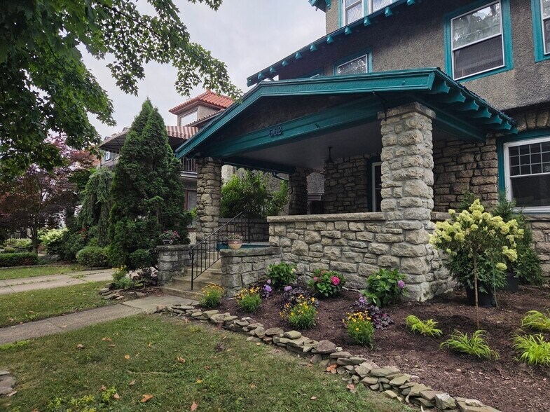 Building Photo - 562 Richmond Ave