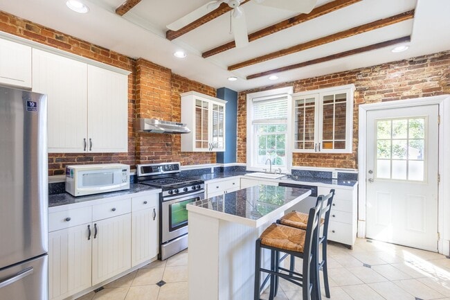 Building Photo - Lovely 3 BR/1.5 BA Semi-Detached Home in S...