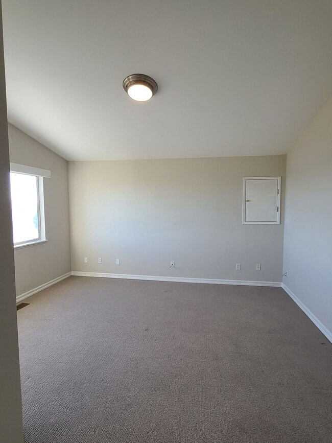 Building Photo - Gorgeous 2 story home available now in Gat...