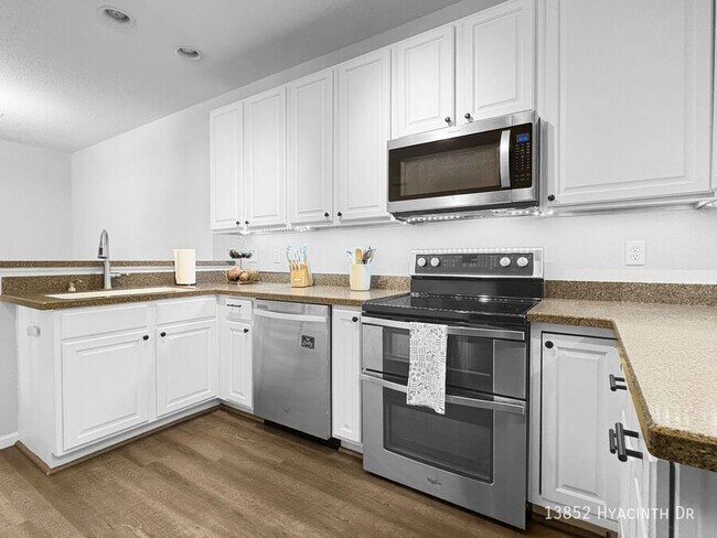 Building Photo - 13852 Hyacinth Dr