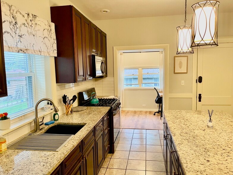 Kitchen - 224 N Austin Blvd