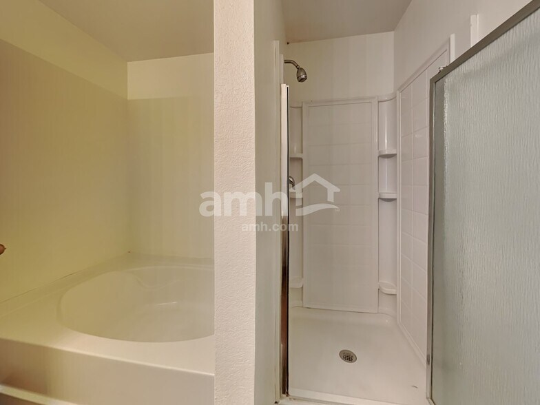 Building Photo - 5533 Parkview Hills Ln