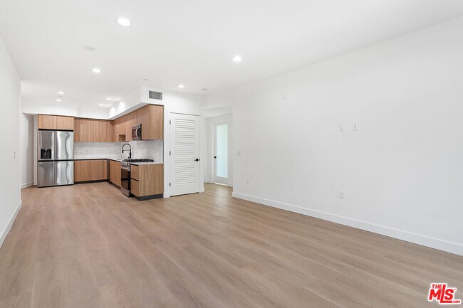 Building Photo - 164 Chestnut St