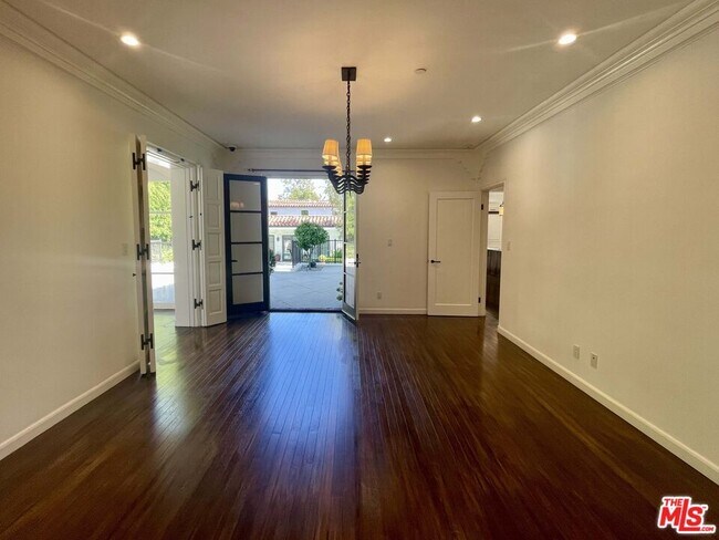 Building Photo - 610 N Arden Dr