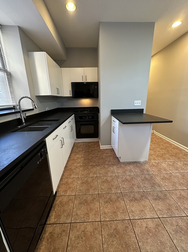 Building Photo - 7734 N Paulina St