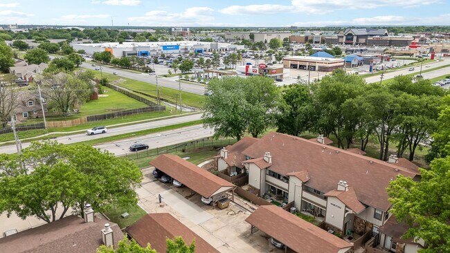 Building Photo - Cozy 2 Bedroom Condo located in the South Tulsa