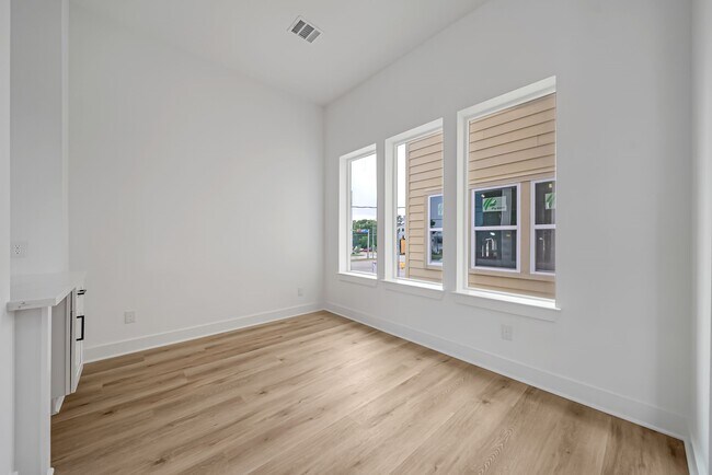 Building Photo - 3468 Bremond St