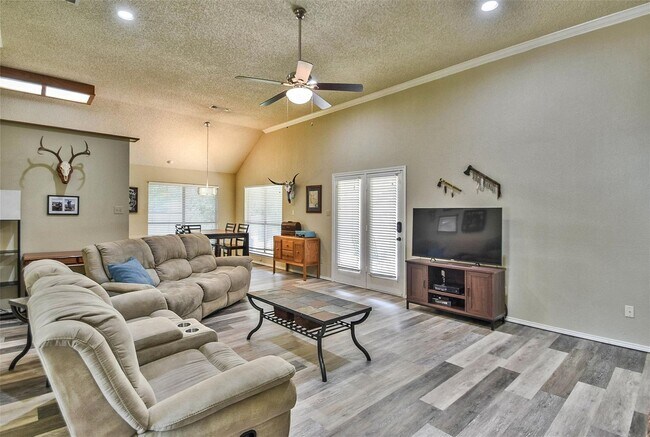 Building Photo - Beautiful Home on Mature Tree'd Lot  in We...