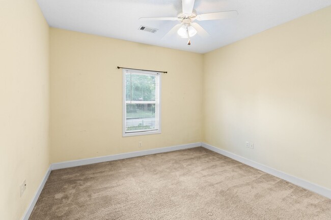 Building Photo - 3/2, fenced in backyard, heart of Auburn!