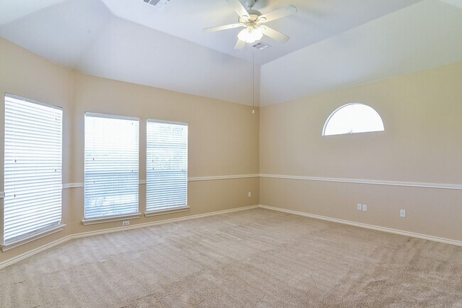 Building Photo - Large Mansfield High Home Centrally Located