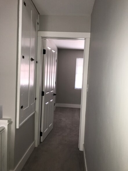 Building Photo - 868 1/2 S Main St