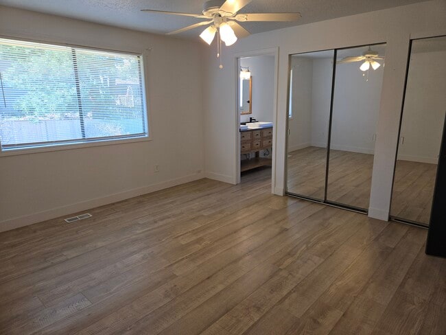 Building Photo - 1707 SW Hartley Ave