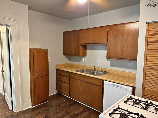 Building Photo - 1661 1/2 Collins Ave