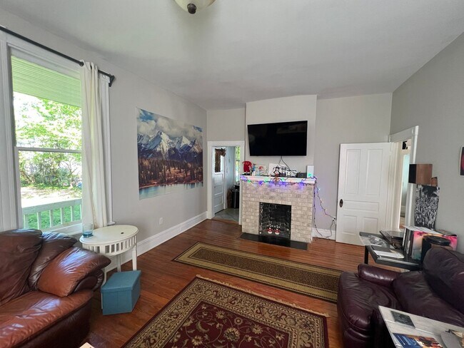 Building Photo - Gorgeous 3 bdrm/2.5 bath newly renovated h...