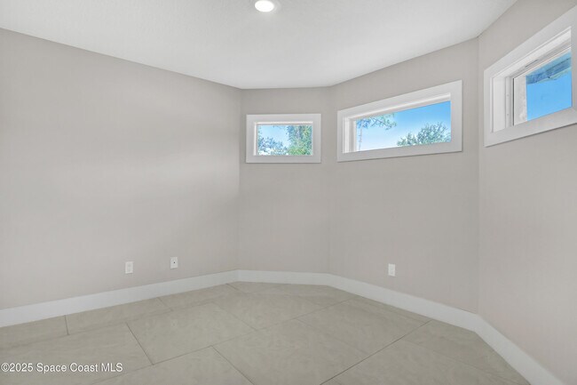 Building Photo - 926 Sareta St SE
