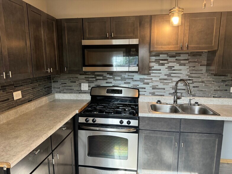 Building Photo - 1627 W 106th St