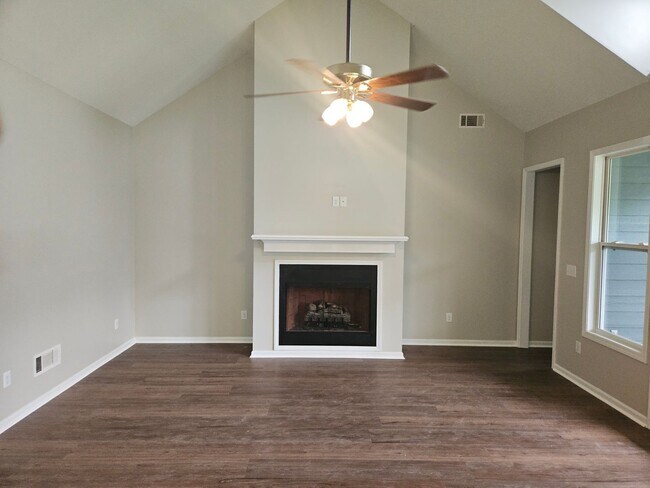 Building Photo - Spacious Hiram House on 1.37 Acres