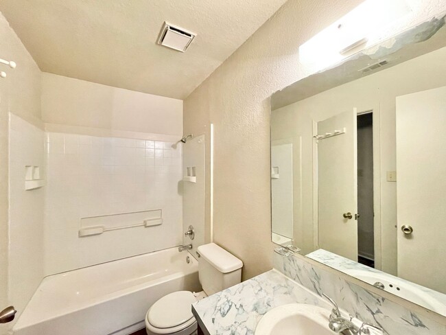 Building Photo - 3004 Chaucer Dr