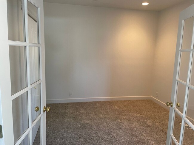 Building Photo - Lovely 3 Bed 2 Bath House in River Road Area