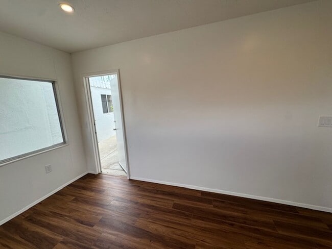 Building Photo - Recently Renovated 2 Bed / 2 Bath Apartmen...