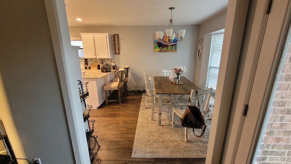 Building Photo - 801 Rolling Hill Terrace