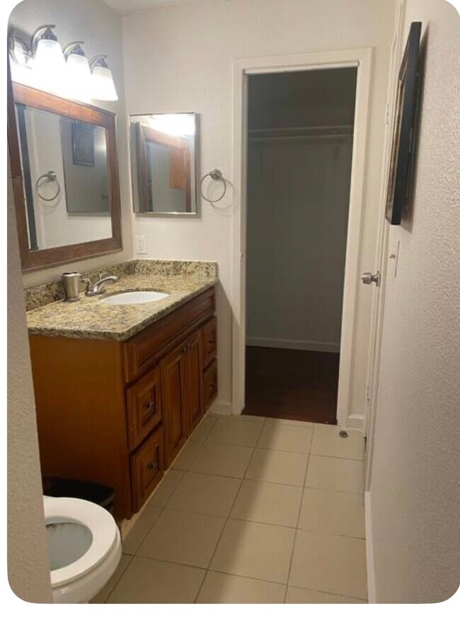 Building Photo - 10855 Meadowglen Ln