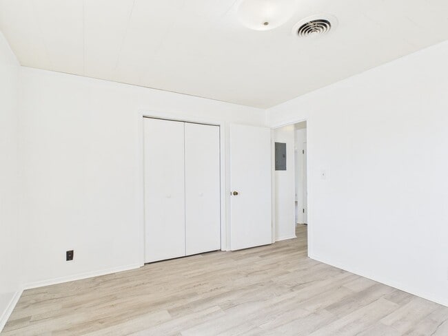 Building Photo - 100 NW Hills Dr