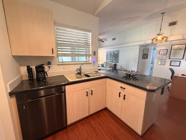 Building Photo - 1902 SW Aladdin St