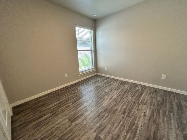 Building Photo - 3 bed 2 bath Duplex  Available !