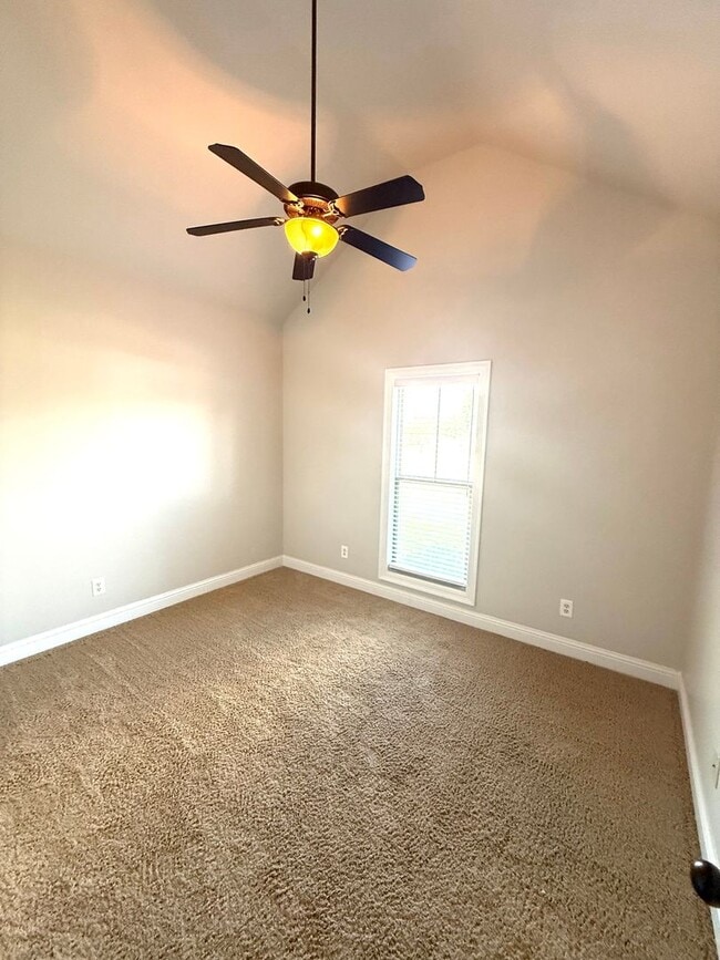 Building Photo - ** 4 bed 2 bath located in Wetumpka ** Cal...