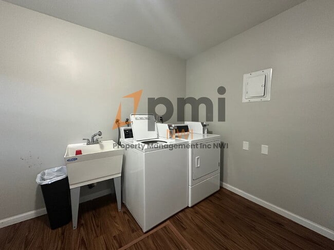 Building Photo - 5831 Creekview Ct W