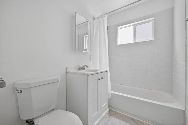 Building Photo - 2-Bedroom 1-Bath Gem- $1300/month!