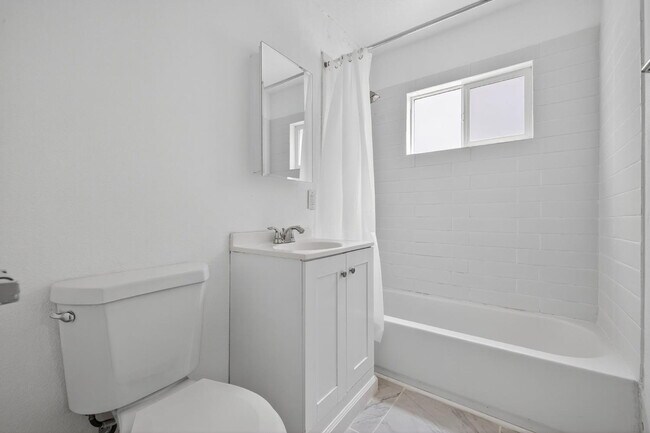 Building Photo - 2-Bedroom 1-Bath Gem- $1395/month!