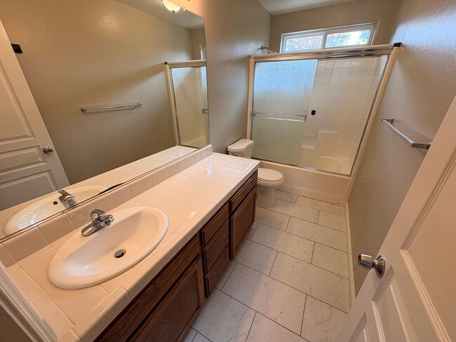 Building Photo - Lovely 5 Bedroom Home