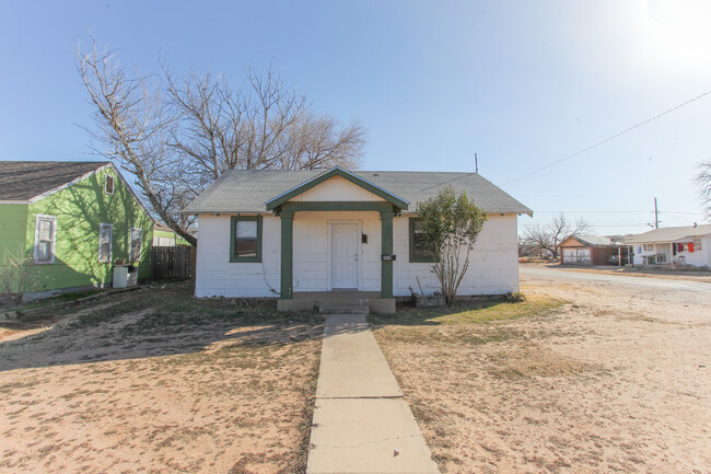 Building Photo - 1100 E 12th St