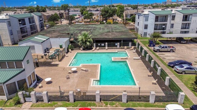Building Photo - 2820 S Bartell Dr