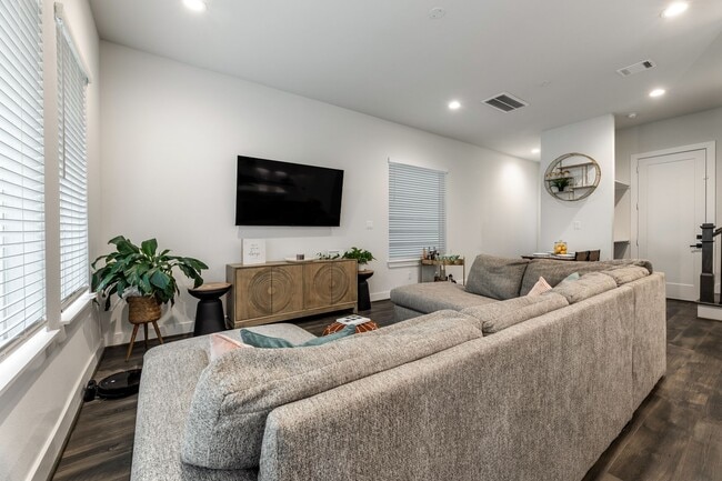 Building Photo - 5725 White Magnolia St.