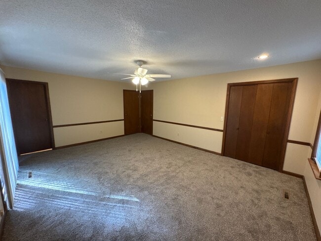 Building Photo - 4 Bedroom 3 Baths Southeast!  $2650