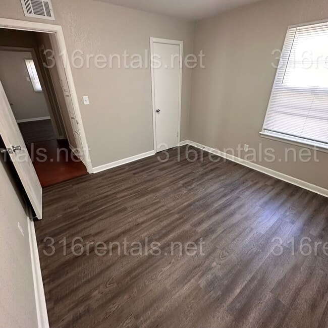 Building Photo - $895 - 2 bedroom / 1 bathroom Single Famil...