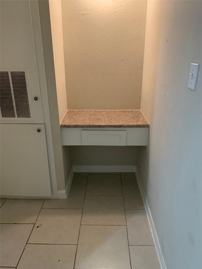 Building Photo - 6519 Sloan St