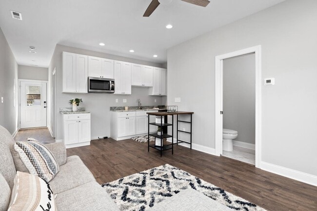 Building Photo - 1013 B St