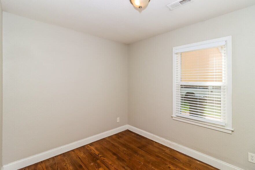 Building Photo - 5401 Snow White Ln