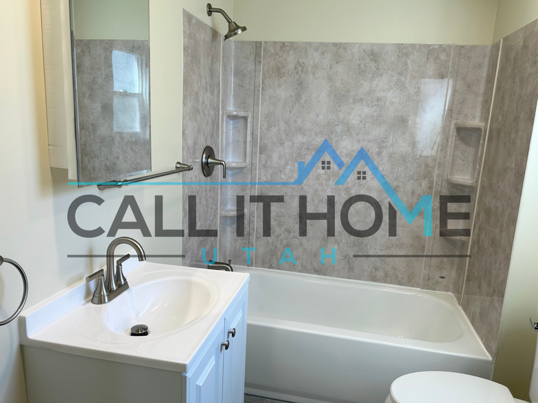 Full bathroom - 1496 W Parkway Ave